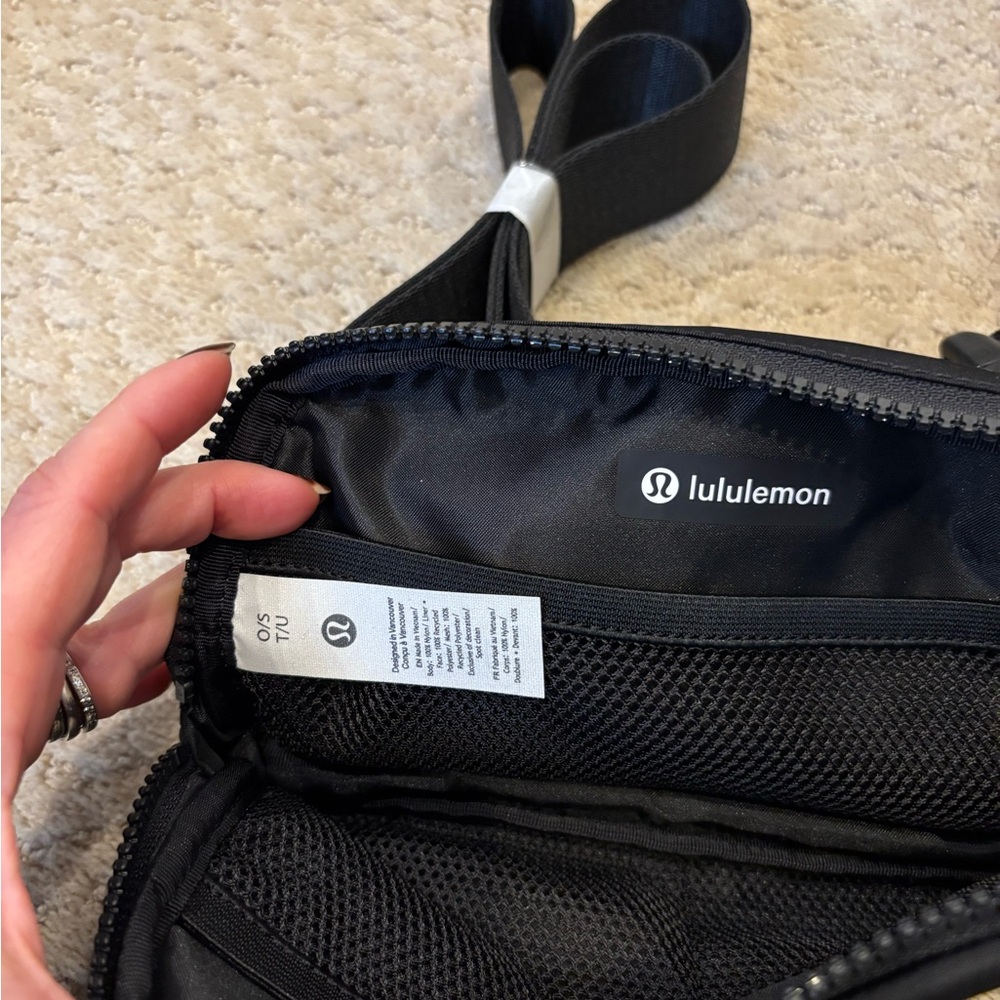 Nwt blavk lululemon everywhere belt bag with xl strap - Picture 2 of 3